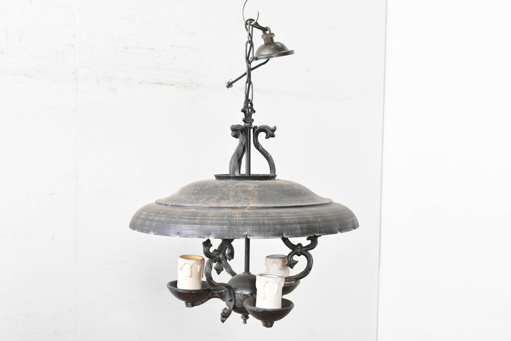 中古　アンティーク調　蝋燭型のクラシカルな3灯シャンデリア　(R-086942)