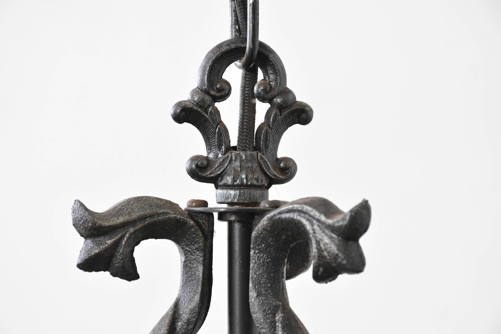 中古　アンティーク調　蝋燭型のクラシカルな3灯シャンデリア　(R-086942)