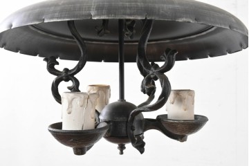 中古　アンティーク調　蝋燭型のクラシカルな3灯シャンデリア　(R-086942)