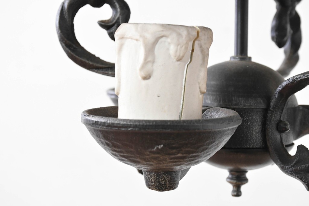 中古　アンティーク調　蝋燭型のクラシカルな3灯シャンデリア　(R-086942)