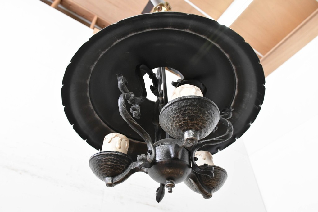 中古　アンティーク調　蝋燭型のクラシカルな3灯シャンデリア　(R-086942)