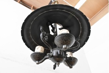 中古　アンティーク調　蝋燭型のクラシカルな3灯シャンデリア　(R-086942)