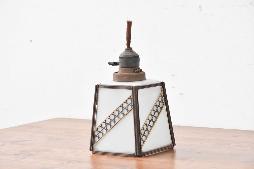 《引っ掛けシーリング式ペンダントライト加工費込み》　和製ヴィンテージ　六ツ目編みのセルロイド装飾が印象的な角型ペンダントライト　(R-086944)