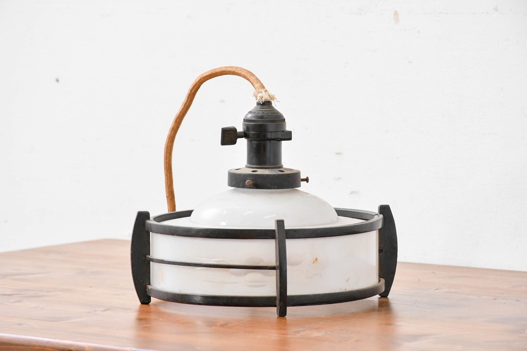 和製アンティーク　昭和初期　木製装飾付き　松に鳥の図柄があしらわれたペンダントライト　(R-086945)