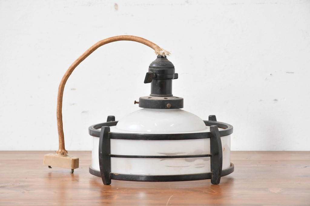 和製アンティーク　昭和初期　木製装飾付き　松に鳥の図柄があしらわれたペンダントライト　(R-086945)