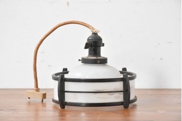 和製アンティーク　昭和初期　木製装飾付き　松に鳥の図柄があしらわれたペンダントライト　(R-086945)