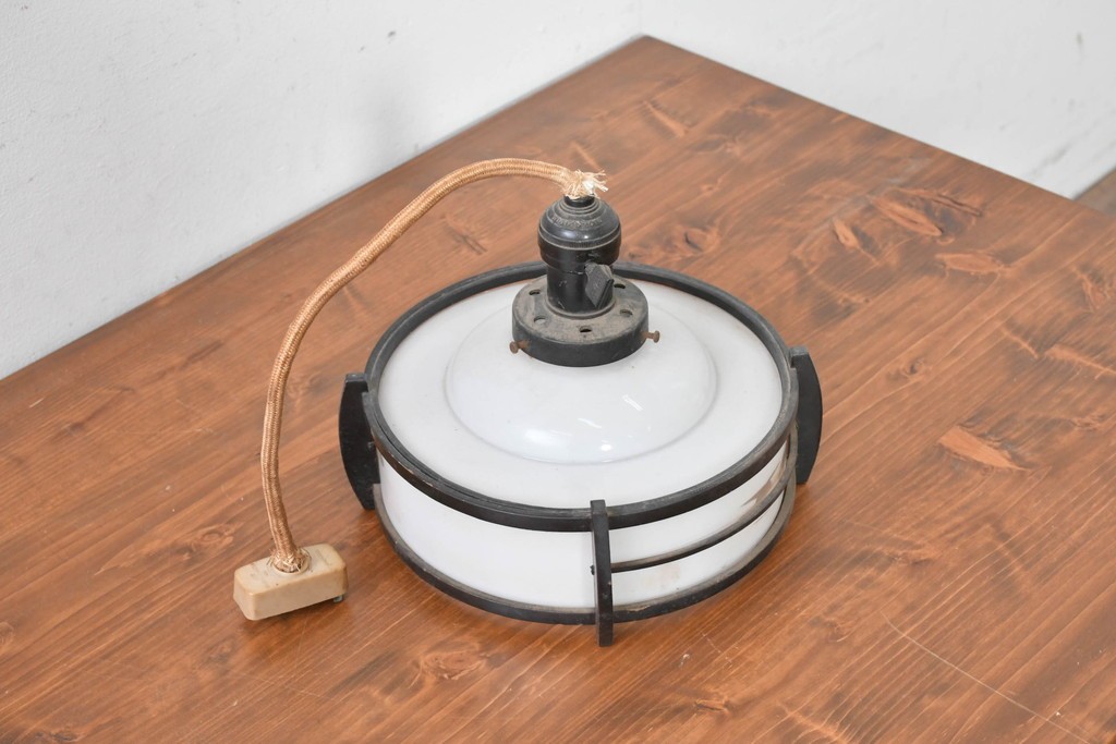 和製アンティーク　昭和初期　木製装飾付き　松に鳥の図柄があしらわれたペンダントライト　(R-086945)