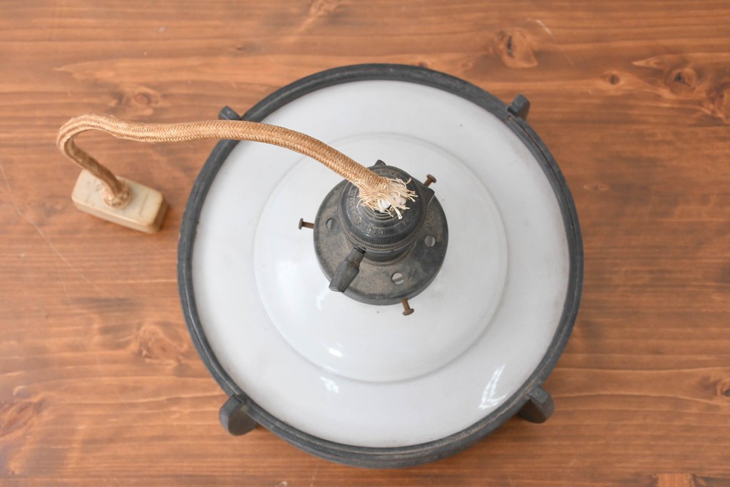 和製アンティーク　昭和初期　木製装飾付き　松に鳥の図柄があしらわれたペンダントライト　(R-086945)