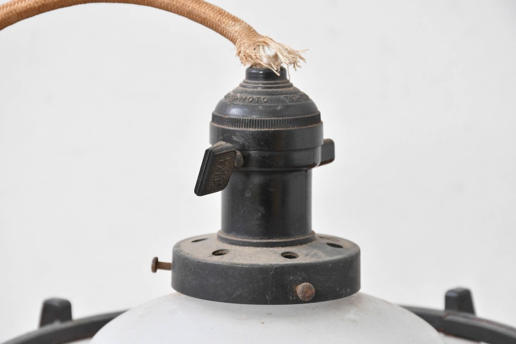 和製アンティーク　昭和初期　木製装飾付き　松に鳥の図柄があしらわれたペンダントライト　(R-086945)