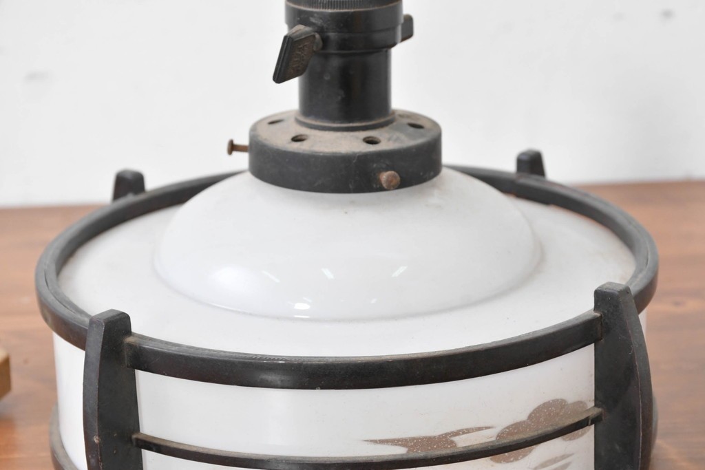 和製アンティーク　昭和初期　木製装飾付き　松に鳥の図柄があしらわれたペンダントライト　(R-086945)