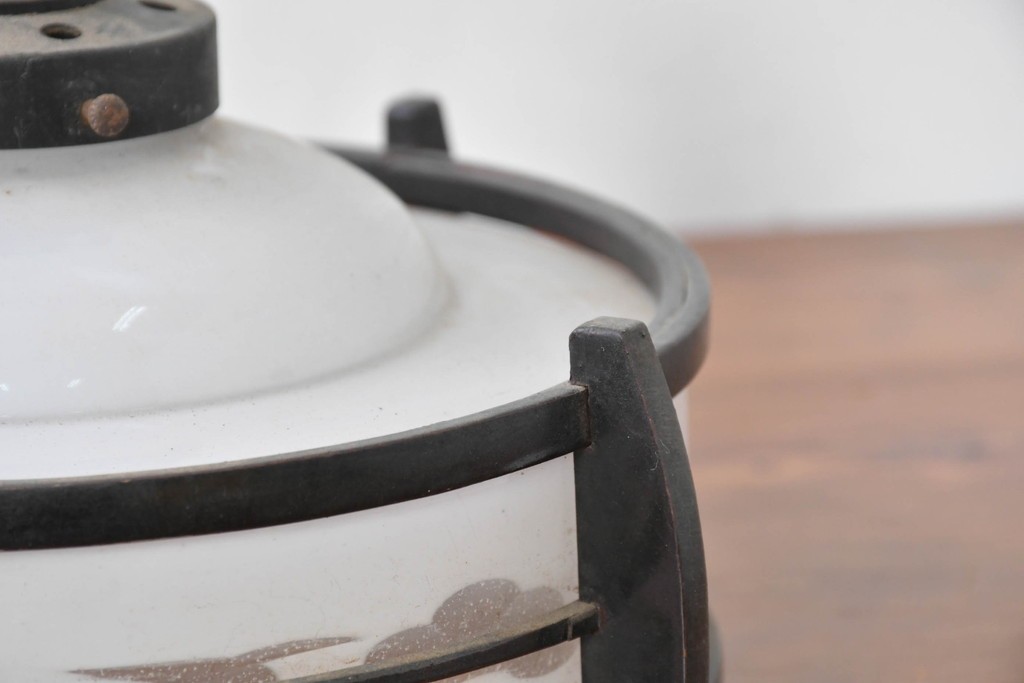 和製アンティーク　昭和初期　木製装飾付き　松に鳥の図柄があしらわれたペンダントライト　(R-086945)