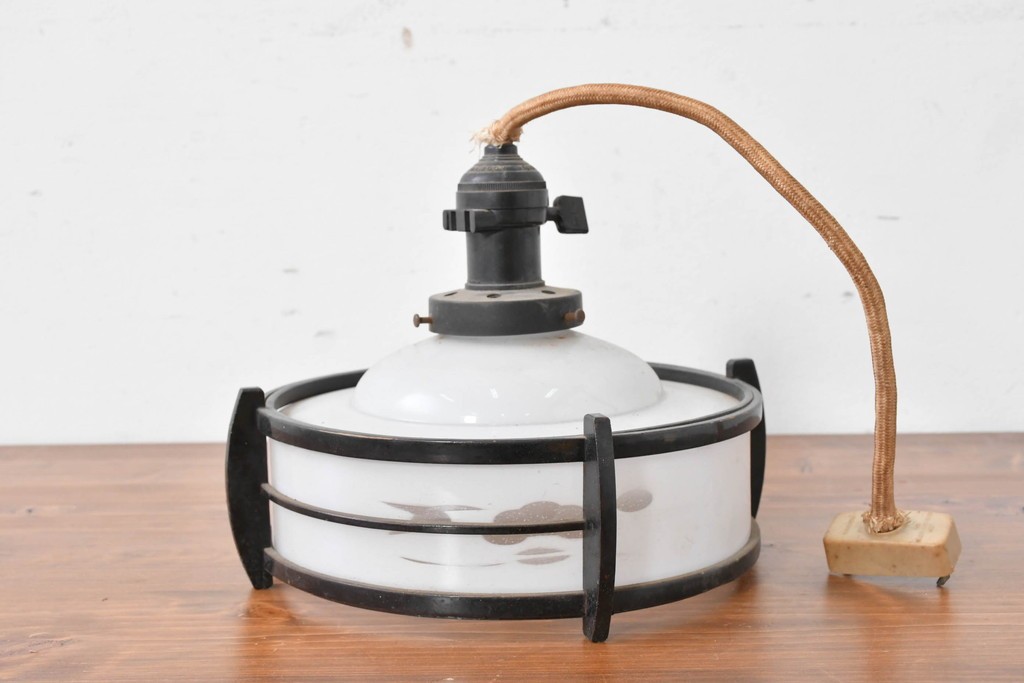 和製アンティーク　昭和初期　木製装飾付き　松に鳥の図柄があしらわれたペンダントライト　(R-086945)