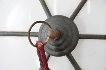 《引っ掛けシーリング式ペンダントライト加工費込み》　和製アンティーク　大正ロマン　真鍮飾りとタッセルをあしらったペンダントライト　(R-086946)