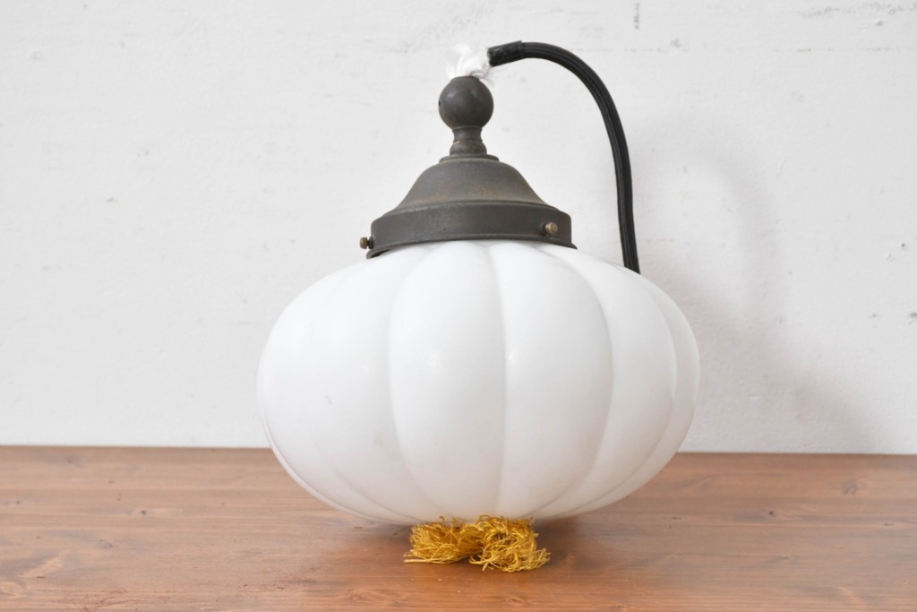 和製アンティーク　大正ロマン　ふっくらとしたぼんぼり型のタッセル付きペンダントライト　(R-086949)