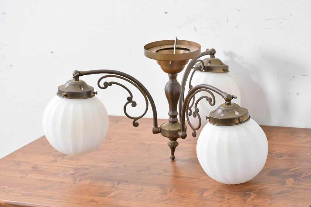 中古　高級輸入品　高島屋デパート取り扱い　真鍮アームのアンティーク調3灯シャンデリア　定価約24万円　(R-086952)