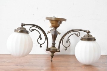 中古　高級輸入品　高島屋デパート取り扱い　真鍮アームのアンティーク調3灯シャンデリア　定価約24万円　(R-086952)