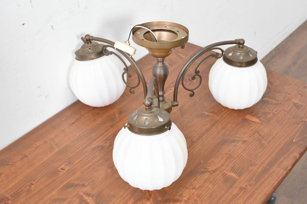 中古　高級輸入品　高島屋デパート取り扱い　真鍮アームのアンティーク調3灯シャンデリア　定価約24万円　(R-086952)