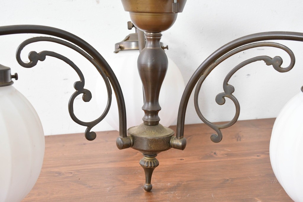 中古　高級輸入品　高島屋デパート取り扱い　真鍮アームのアンティーク調3灯シャンデリア　定価約24万円　(R-086952)