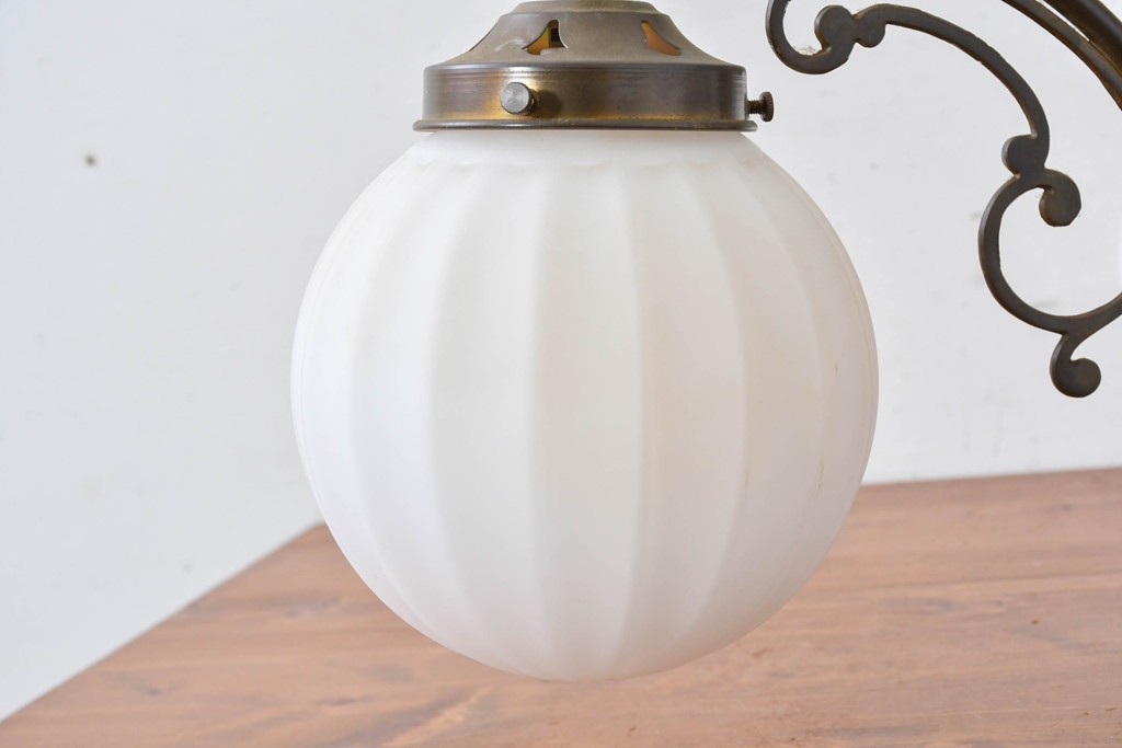 中古　高級輸入品　高島屋デパート取り扱い　真鍮アームのアンティーク調3灯シャンデリア　定価約24万円　(R-086952)