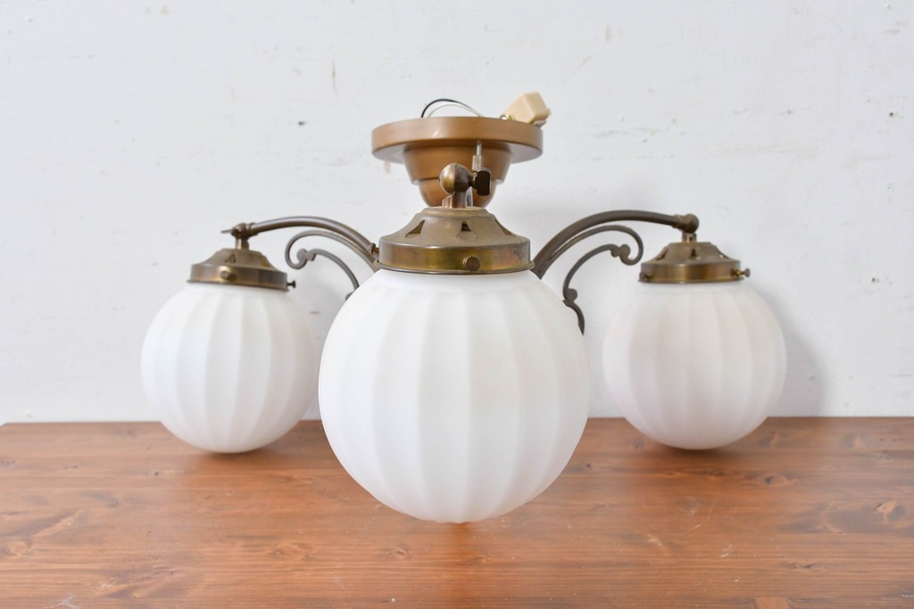 中古　高級輸入品　高島屋デパート取り扱い　真鍮アームのアンティーク調3灯シャンデリア　定価約24万円　(R-086952)