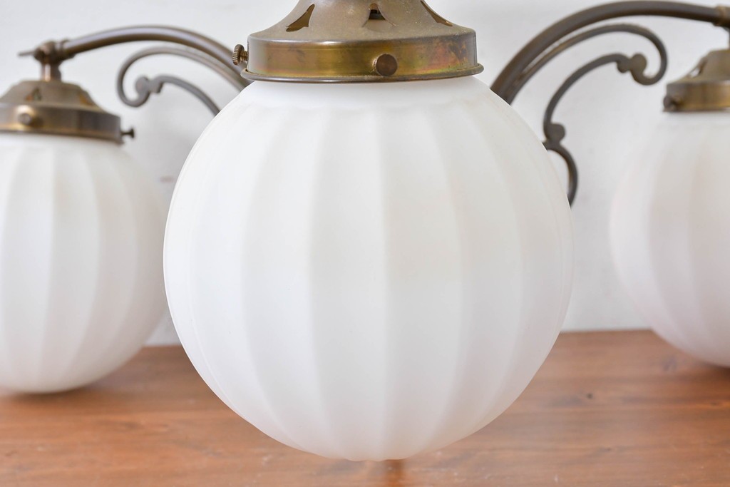 中古　高級輸入品　高島屋デパート取り扱い　真鍮アームのアンティーク調3灯シャンデリア　定価約24万円　(R-086952)