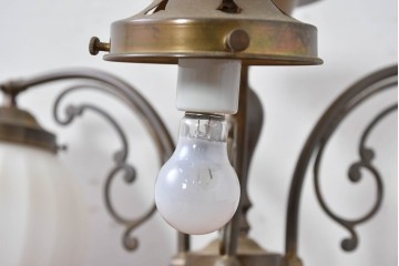 中古　高級輸入品　高島屋デパート取り扱い　真鍮アームのアンティーク調3灯シャンデリア　定価約24万円　(R-086952)