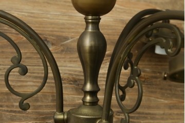 中古　高級輸入品　高島屋デパート取り扱い　真鍮アームのアンティーク調3灯シャンデリア　定価約24万円　(R-086952)