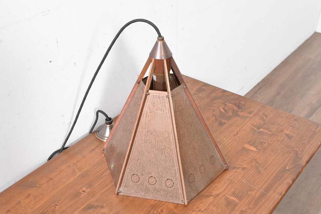 和製ヴィンテージ　山田照明　透かし金属板と木枠が調和するペンダントライト　(R-086953)