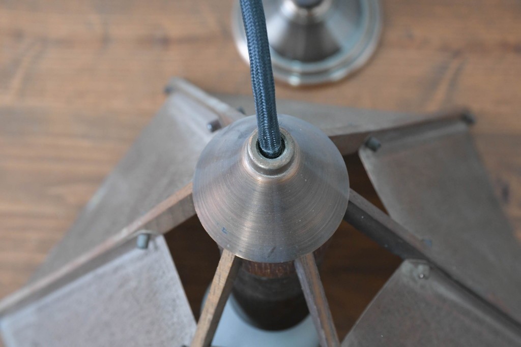 和製ヴィンテージ　山田照明　透かし金属板と木枠が調和するペンダントライト　(R-086953)