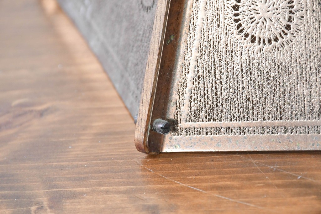 和製ヴィンテージ　山田照明　透かし金属板と木枠が調和するペンダントライト　(R-086953)