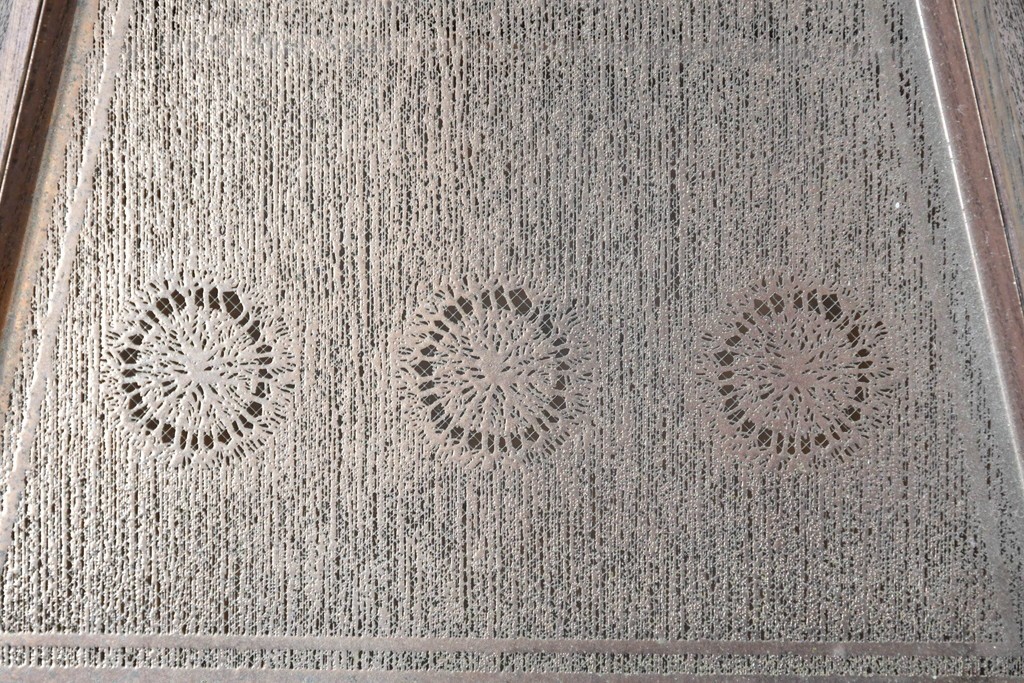 和製ヴィンテージ　山田照明　透かし金属板と木枠が調和するペンダントライト　(R-086953)