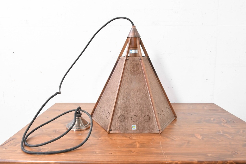 和製ヴィンテージ　山田照明　透かし金属板と木枠が調和するペンダントライト　(R-086953)