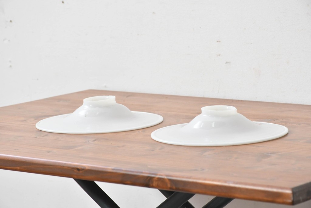 《引っ掛けシーリング式ペンダントライト加工費込み》　ヨーロッパヴィンテージ　シンプルなホワイトの平笠ペンダントライト2個セット　(R-086957)