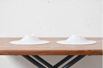 《引っ掛けシーリング式ペンダントライト加工費込み》　ヨーロッパヴィンテージ　シンプルなホワイトの平笠ペンダントライト2個セット　(R-086957)