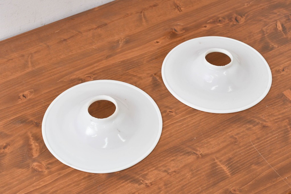 《引っ掛けシーリング式ペンダントライト加工費込み》　ヨーロッパヴィンテージ　シンプルなホワイトの平笠ペンダントライト2個セット　(R-086957)