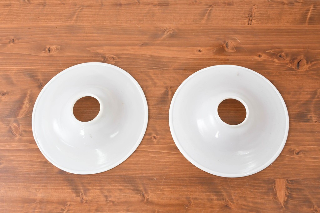 《引っ掛けシーリング式ペンダントライト加工費込み》　ヨーロッパヴィンテージ　シンプルなホワイトの平笠ペンダントライト2個セット　(R-086957)