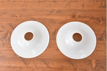 《引っ掛けシーリング式ペンダントライト加工費込み》　ヨーロッパヴィンテージ　シンプルなホワイトの平笠ペンダントライト2個セット　(R-086957)