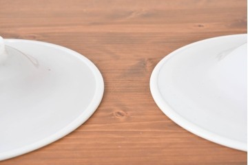 《引っ掛けシーリング式ペンダントライト加工費込み》　ヨーロッパヴィンテージ　シンプルなホワイトの平笠ペンダントライト2個セット　(R-086957)