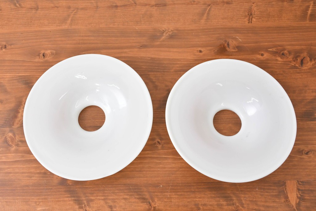 《引っ掛けシーリング式ペンダントライト加工費込み》　ヨーロッパヴィンテージ　シンプルなホワイトの平笠ペンダントライト2個セット　(R-086957)