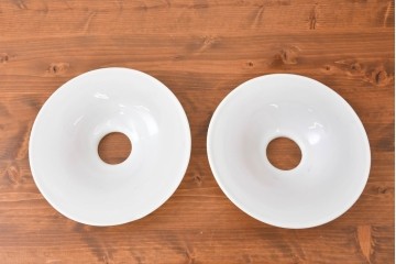 《引っ掛けシーリング式ペンダントライト加工費込み》　ヨーロッパヴィンテージ　シンプルなホワイトの平笠ペンダントライト2個セット　(R-086957)