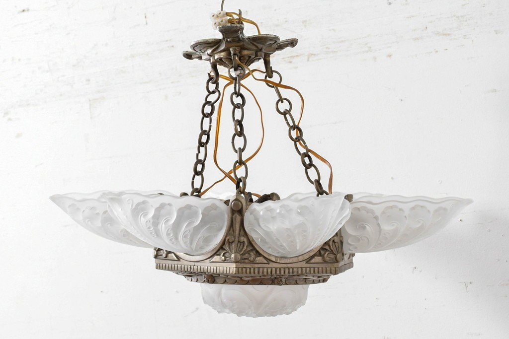 フランスアンティーク　アール・デコ様式　真鍮フレームと彫刻入りフロストガラスの華やかなボウル型シャンデリア　(R-086966)