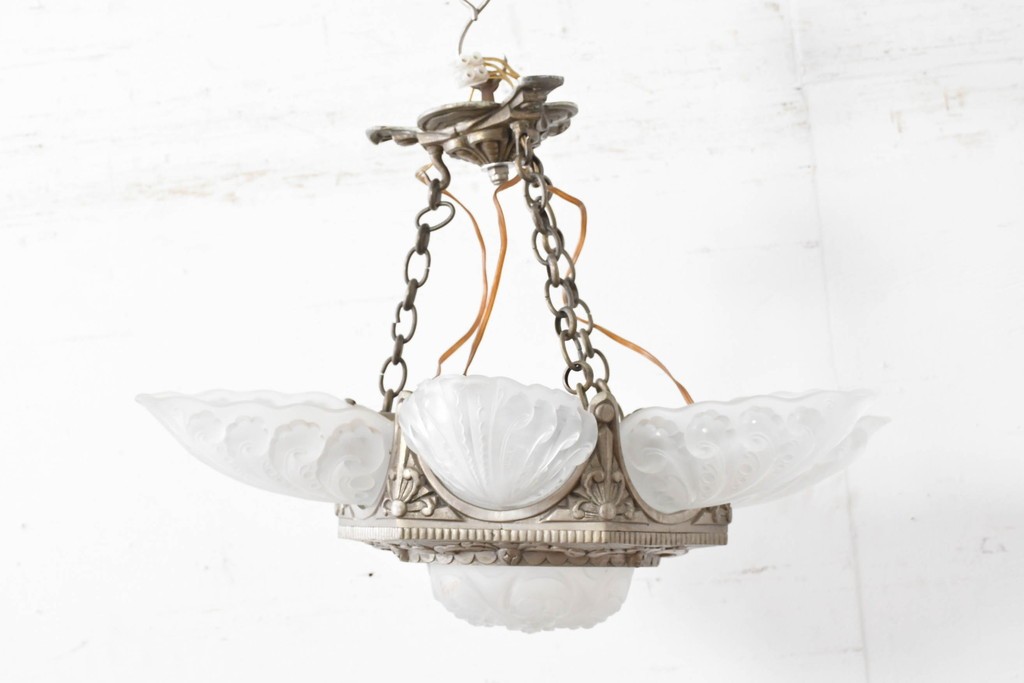 フランスアンティーク　アール・デコ様式　真鍮フレームと彫刻入りフロストガラスの華やかなボウル型シャンデリア　(R-086966)