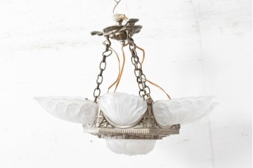 フランスアンティーク　アール・デコ様式　真鍮フレームと彫刻入りフロストガラスの華やかなボウル型シャンデリア　(R-086966)