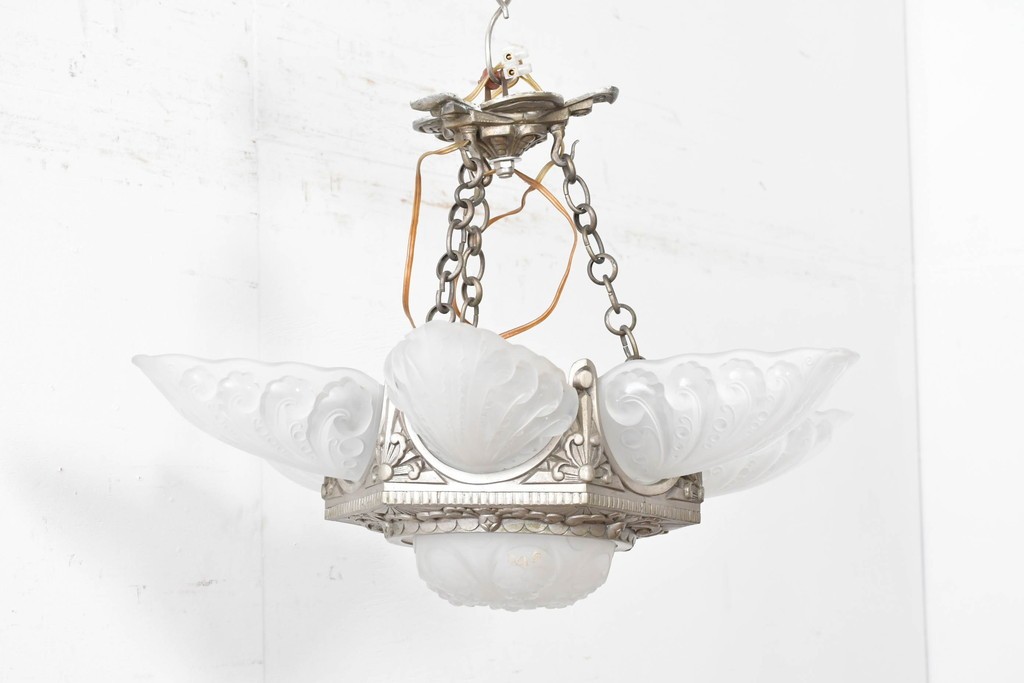 フランスアンティーク　アール・デコ様式　真鍮フレームと彫刻入りフロストガラスの華やかなボウル型シャンデリア　(R-086966)