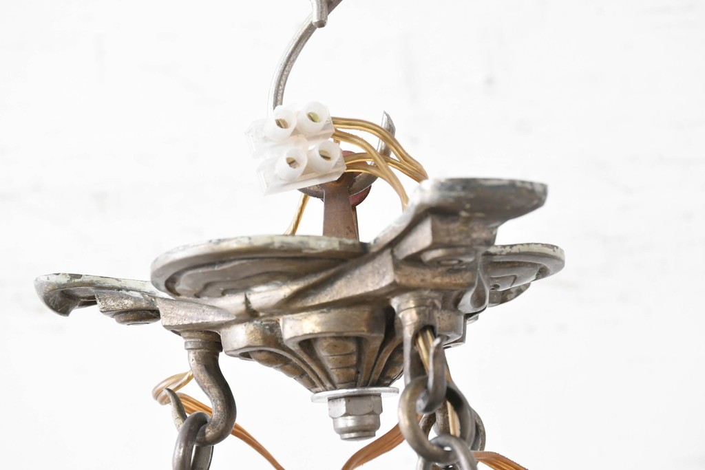 フランスアンティーク　アール・デコ様式　真鍮フレームと彫刻入りフロストガラスの華やかなボウル型シャンデリア　(R-086966)