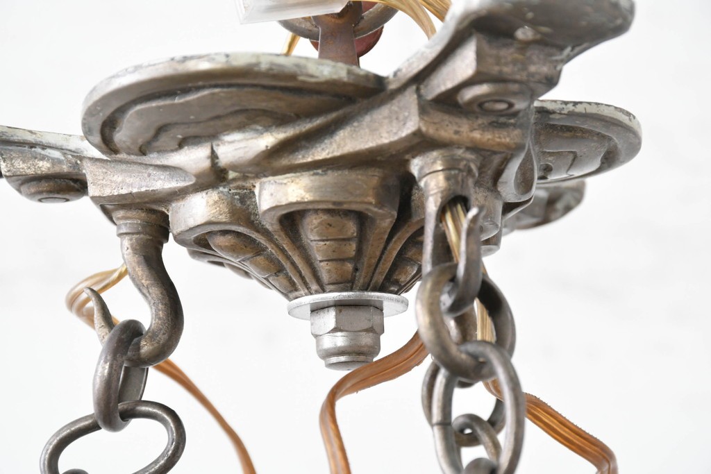 フランスアンティーク　アール・デコ様式　真鍮フレームと彫刻入りフロストガラスの華やかなボウル型シャンデリア　(R-086966)