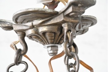 フランスアンティーク　アール・デコ様式　真鍮フレームと彫刻入りフロストガラスの華やかなボウル型シャンデリア　(R-086966)