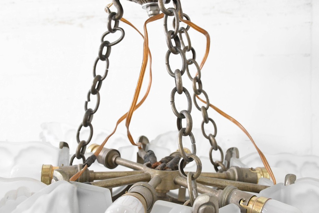 フランスアンティーク　アール・デコ様式　真鍮フレームと彫刻入りフロストガラスの華やかなボウル型シャンデリア　(R-086966)