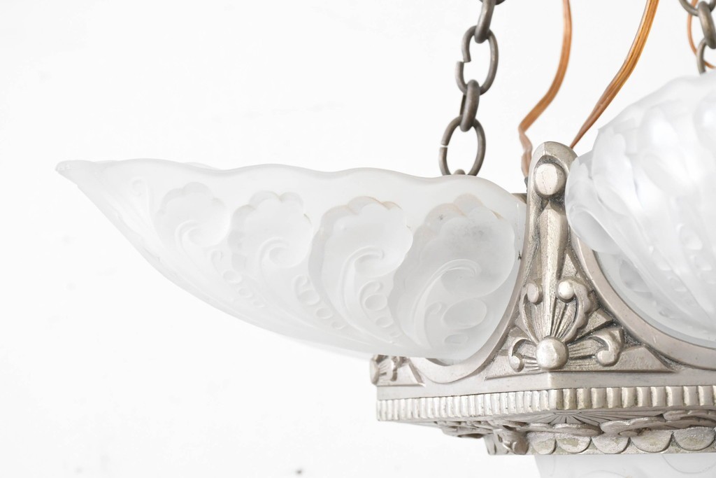 フランスアンティーク　アール・デコ様式　真鍮フレームと彫刻入りフロストガラスの華やかなボウル型シャンデリア　(R-086966)