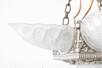 フランスアンティーク　アール・デコ様式　真鍮フレームと彫刻入りフロストガラスの華やかなボウル型シャンデリア　(R-086966)